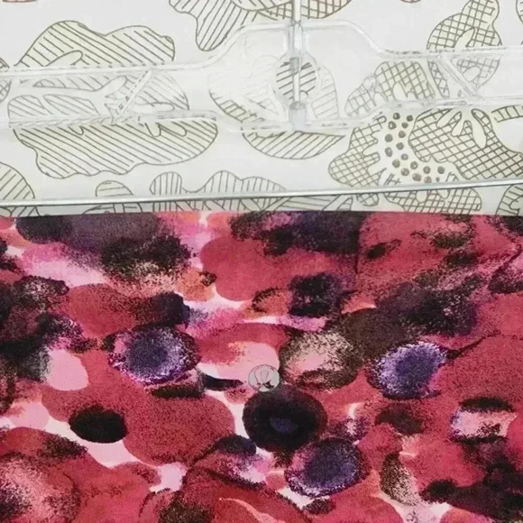 Women's Lululemon Legging Size 4 Pink Camo Cropped - Picture 3 of 6